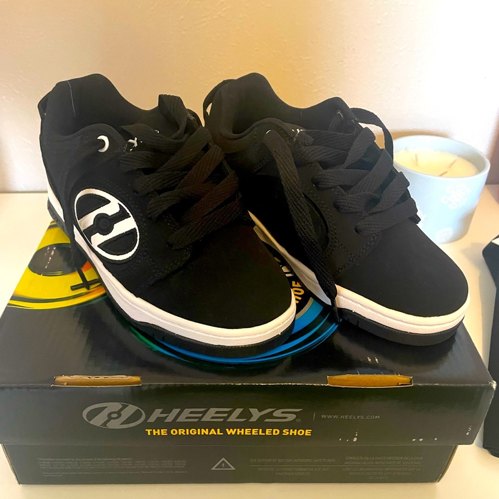 NEW - original box - Heely’s boys size 1